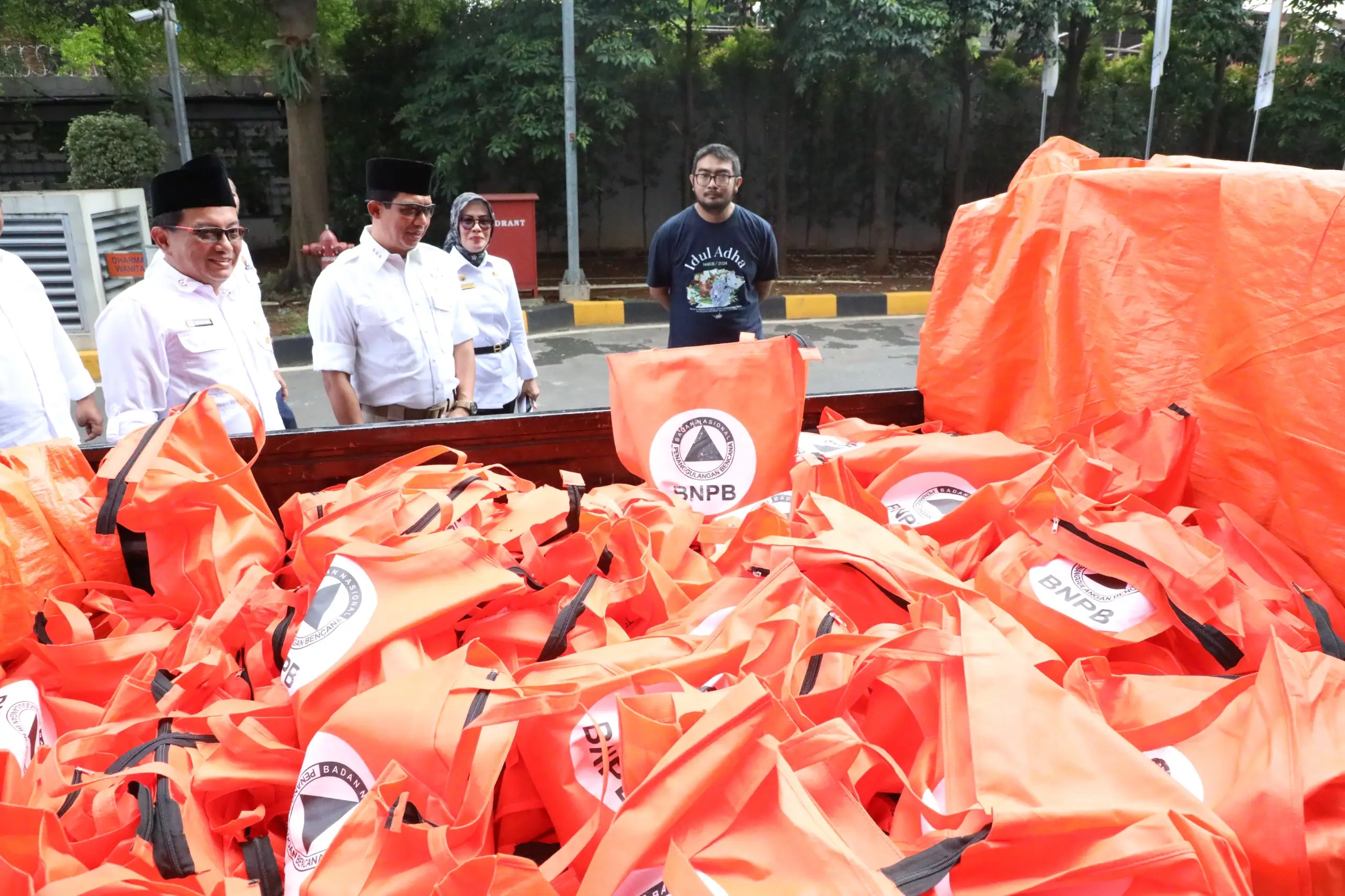 Pendistribusian paket daging kurban kepada warga sekitar dan juga pegawai BNPB di INA DRTG Sentul dan Gudang Jatiasih.